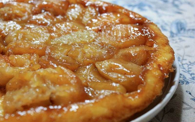 Faire fondre le sucre avec le beurre à feu doux dans une casserole à parois hautes et laisser caraméliser.