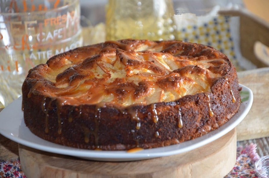 Gâteau au yaourt pommes et caramel beurre salé