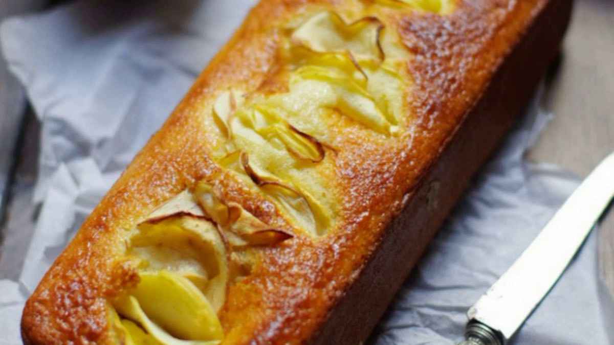 Gâteau au yaourt moelleux et aux pommes