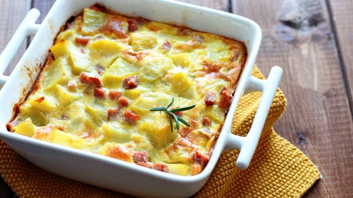 Omelette aux pommes de terre et jambon au four