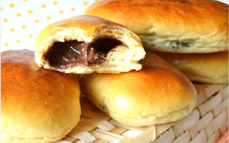 Pain au lait garni de chocolat