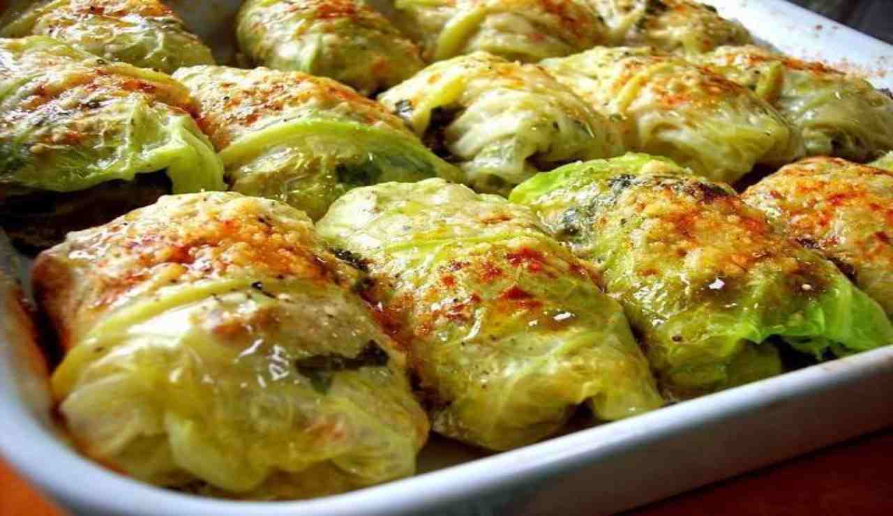 Rouleaux de chou farcis à la viande au four