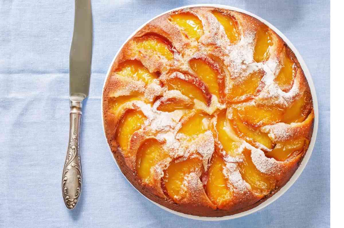 Gâteau aux pêches et à la crème anglaise