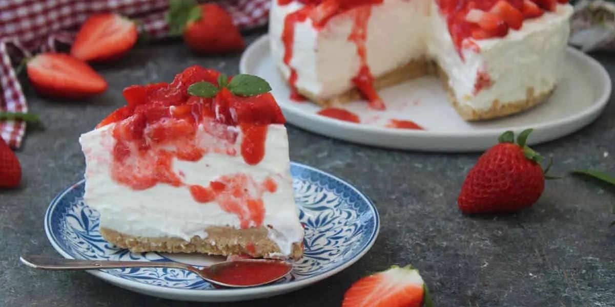 GÂTEAU FRIGIDAIRE aux yaourt et fraises