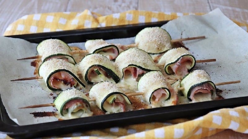 Brochettes de courgettes avec jambon cuit et fromage