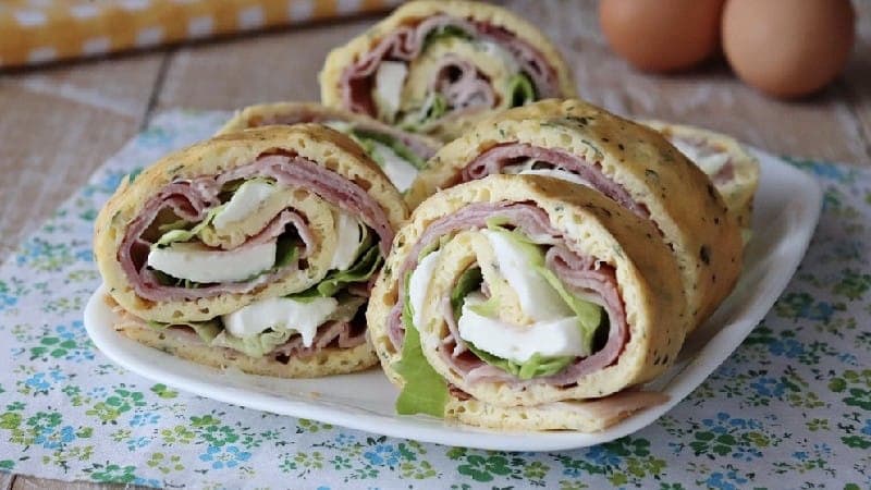 Rouleaux d'omelette farcis au jambon cuit