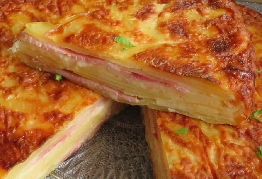 GÂTEAU INVISIBLE AUX POMMES DE TERRE ET À LA MOZZARELLA.
