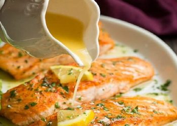 SAUMON AU BEURRE À L’AIL ET CITRON
