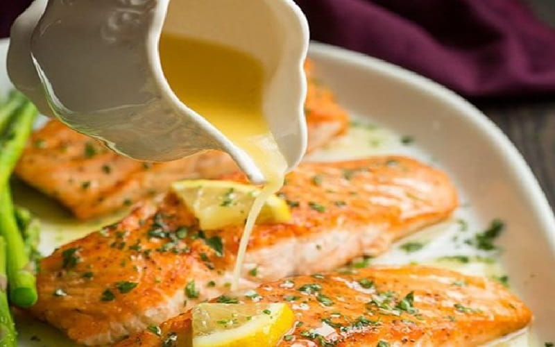 SAUMON AU BEURRE À L’AIL ET CITRON