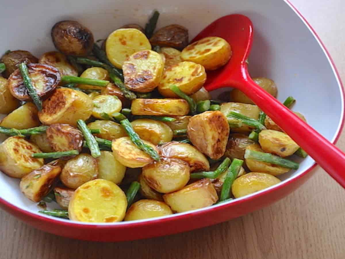 Pommes de terre et asperges cuites au four