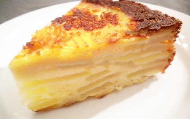4 pommes 100 g de farine, une cuillère à café de levure chimique 70g de sucre en poudre