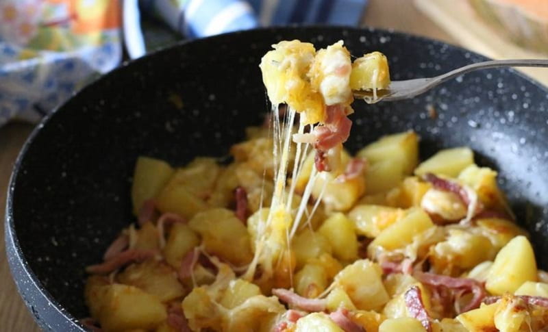 Pommes de terre à la poêle avec du speck et mozzarella