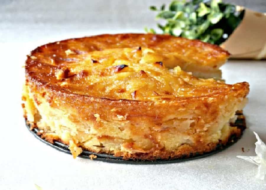 un gros gâteau aux pommes
