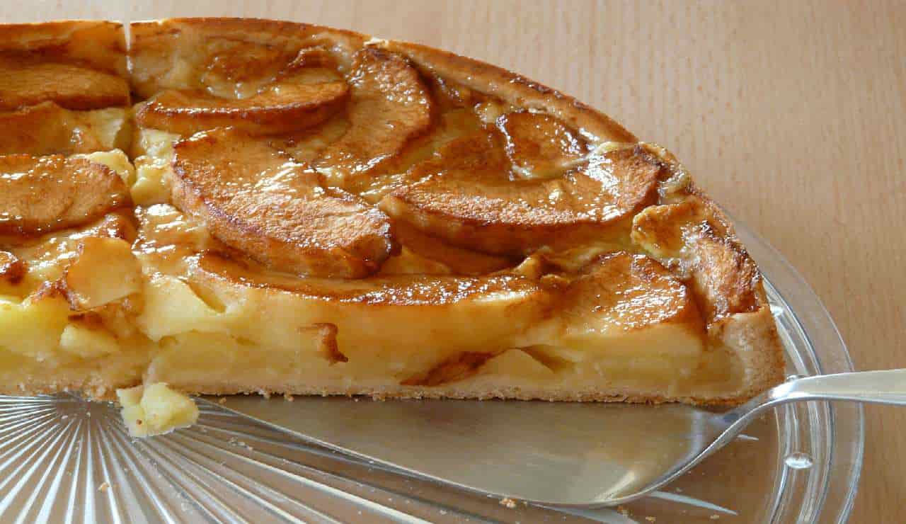 Tarte aux pommes et confiture d'abricots