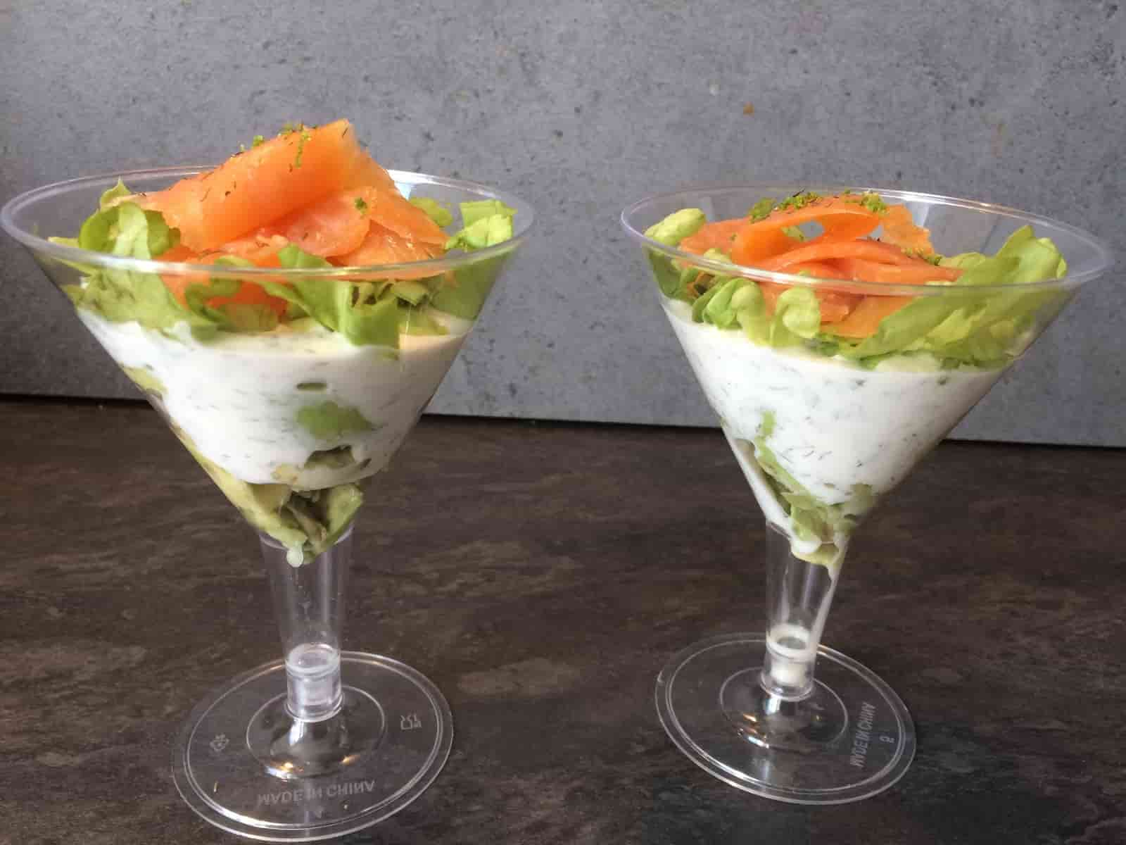 Verrines de Noël avocat saumon fumé.