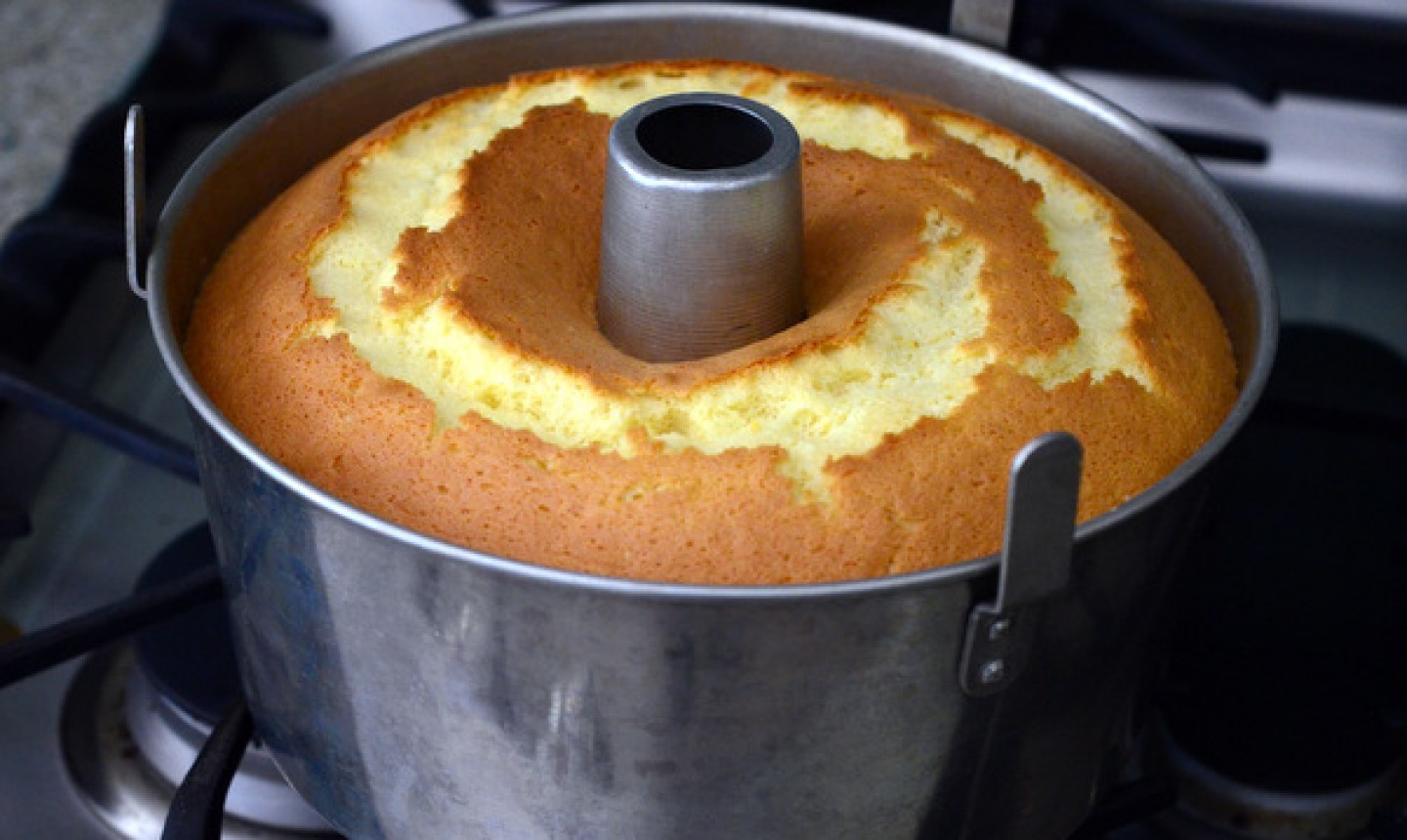 Le chiffon cake au citron, légère et souple.