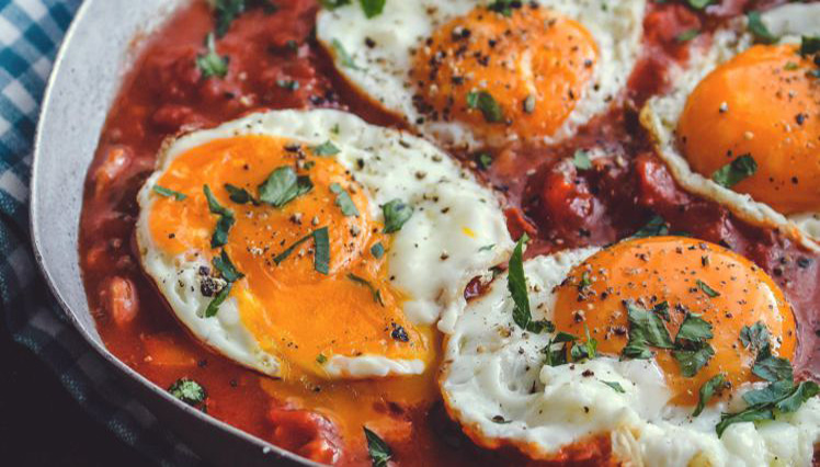 OEUFS AU PLAT À LA SAUCE TOMATE ET CHORIZO