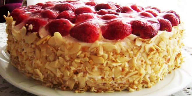 GÂTEAU AUX FRAISES ET AMANDES