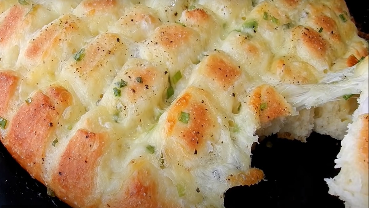 PAIN À L’AIL ET À LA MOZZARELLA