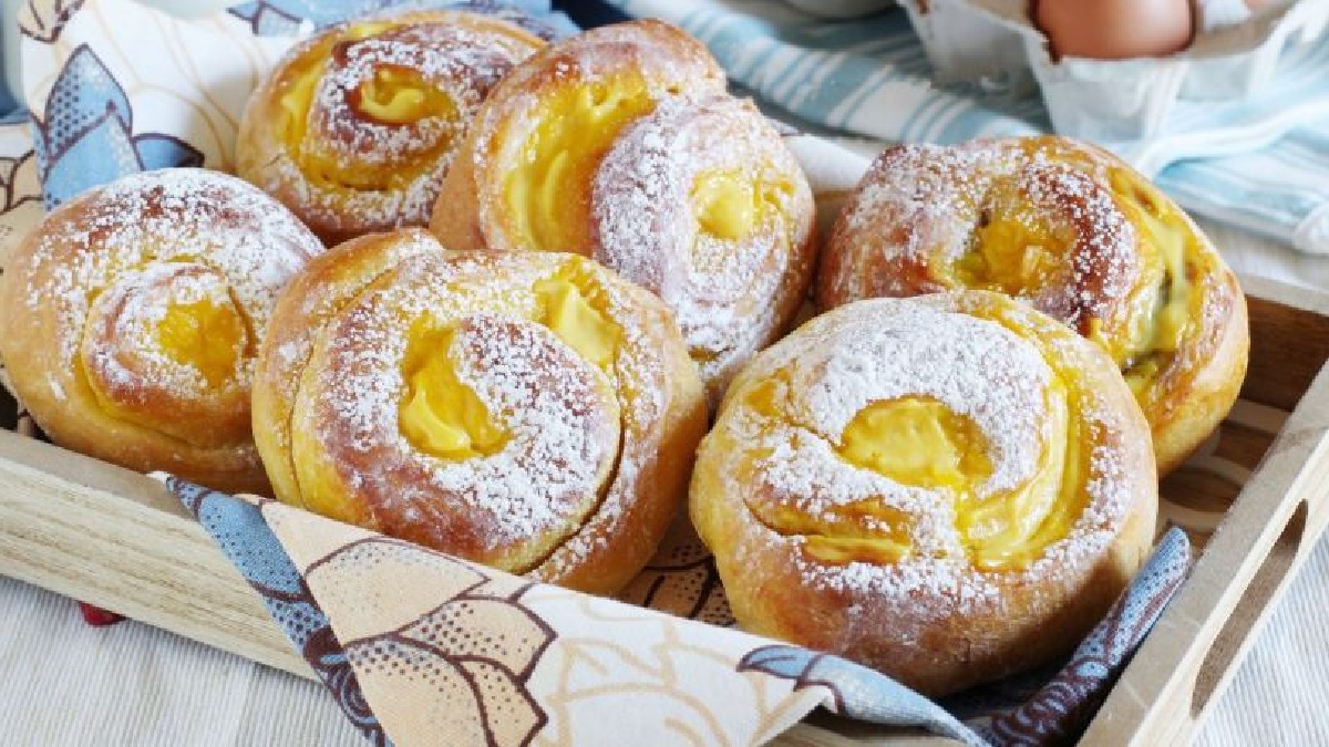 Émerillons de pâte briochée à la crème anglaise