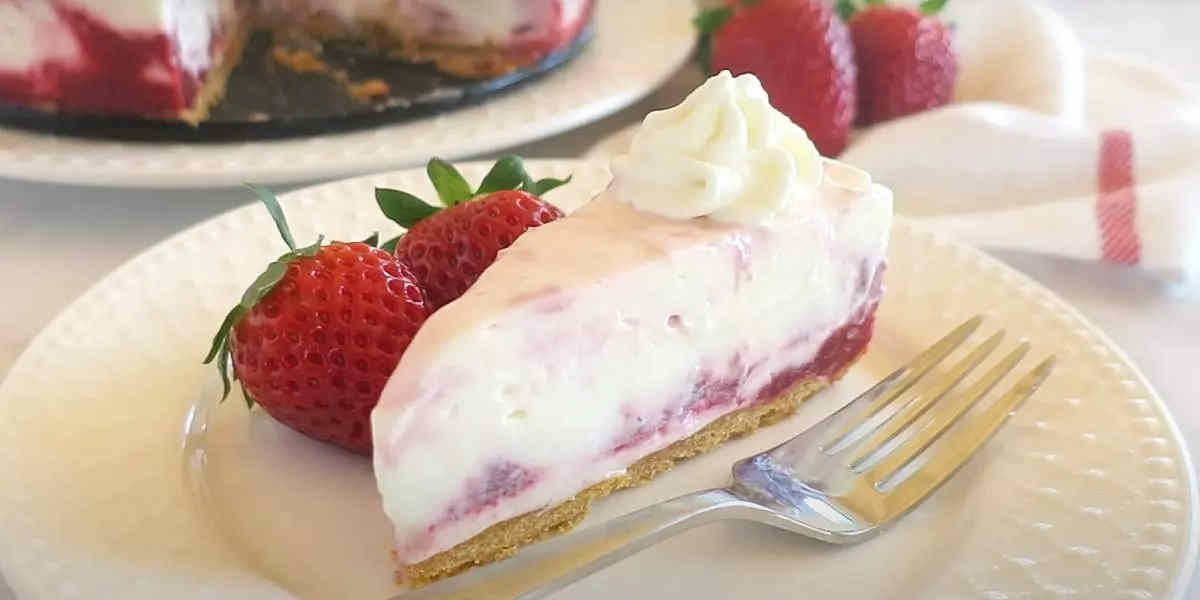 Gâteau mousse de fraise « tourbillon » … Un dessert sans cuisson qui fondra dans la bouche à chaque bouchée!!