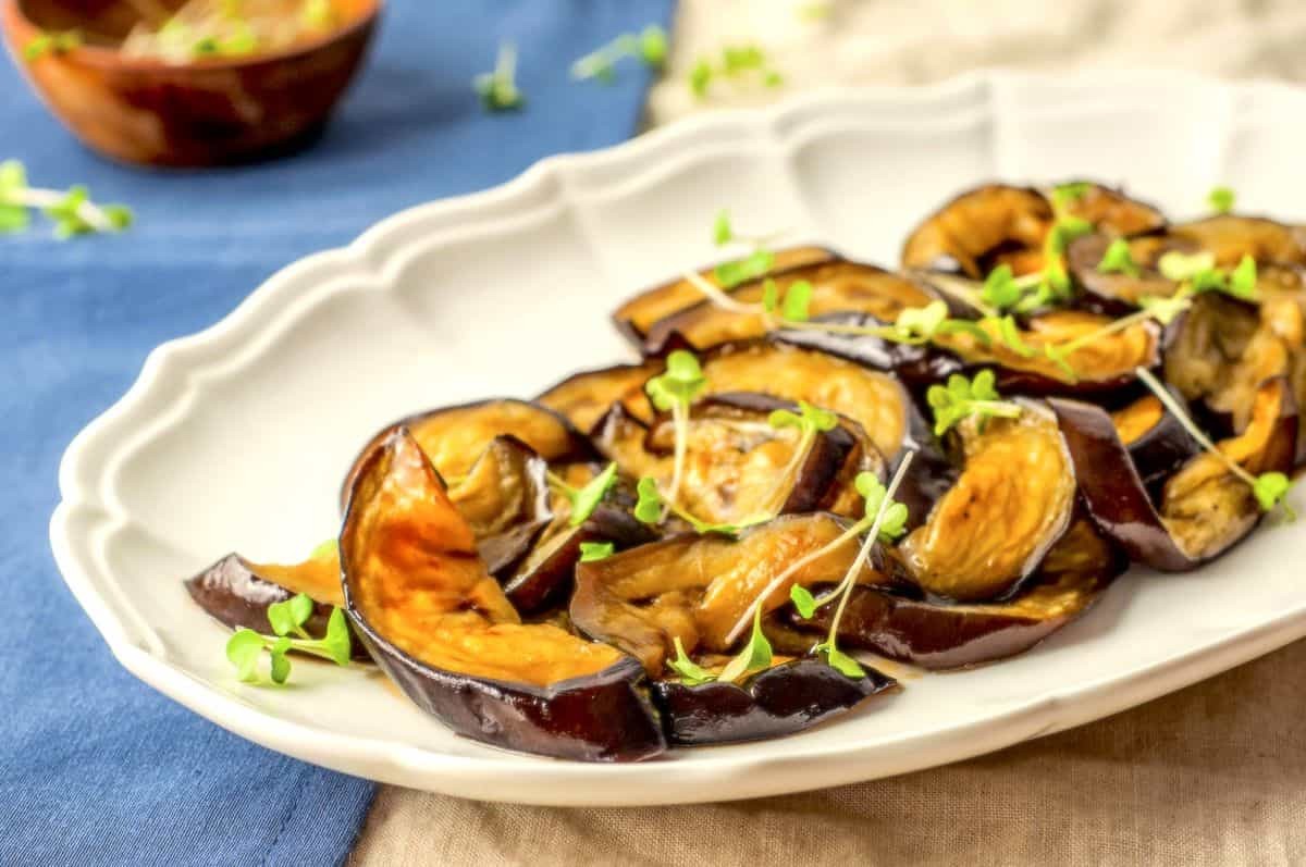 Comment cuire des aubergines au four, la meilleure recette - Astuces au ...
