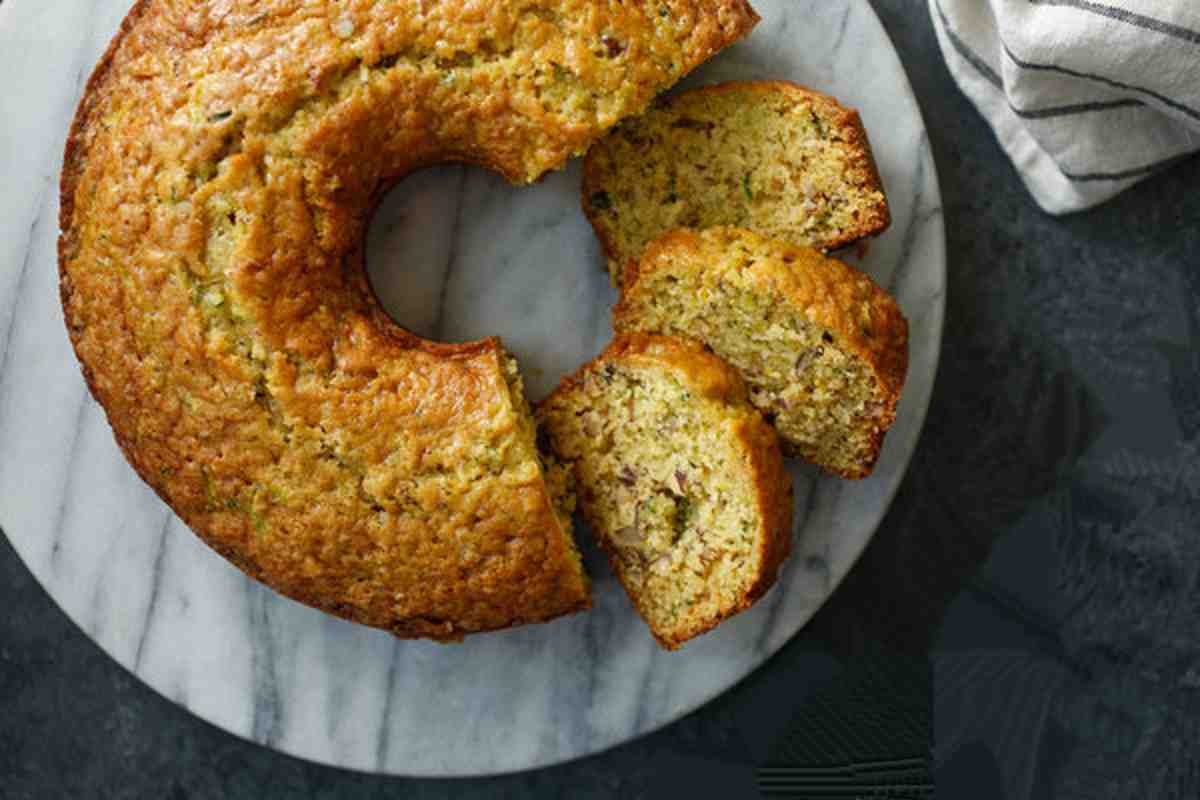 Pain gâteau aux courgettes au gingembre et aux noisettes