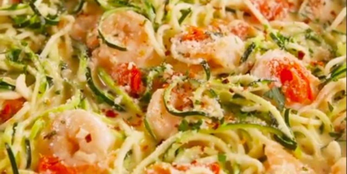 Pâtes de courgettes aux crevettes et à l'ail faibles en glucides