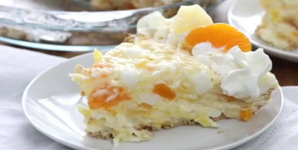 Gâteau Mandarine et ananas sans cuisson en 5 minutes, qui a vite enflammé le web! Ingrédients 1 croûte Graham maison ou du commerce 2 boîtes (8 onces / 225g) d’ananas broyés, avec le jus 1 sachet de pouding à la vanille instantanée) 1 tasse de crème sure (230g) 1 cuillère à soupe de jus de citron 1 tasse de noix de coco sucrée (75 g) 1 tasse de mini guimauves (soit 80 minis = 8 gros) 1 tasse de mandarine en conserve Crème fouettée pour garnir Préparation Gâteau Mandarine et ananas sans cuisson Gâteau Mandarine et ananas sans cuisson Dans un bol, mélanger l’ananas broyé, le mélange de pouding à la vanille, la crème sure et le jus de citron. Incorporer les guimauves et la noix de coco. Pliez doucement les mandarines Verser dans la croûte de Graham, couvrir et réfrigérer un minimum de 4 heures. Garnir de crème fouettée au moment de servir.