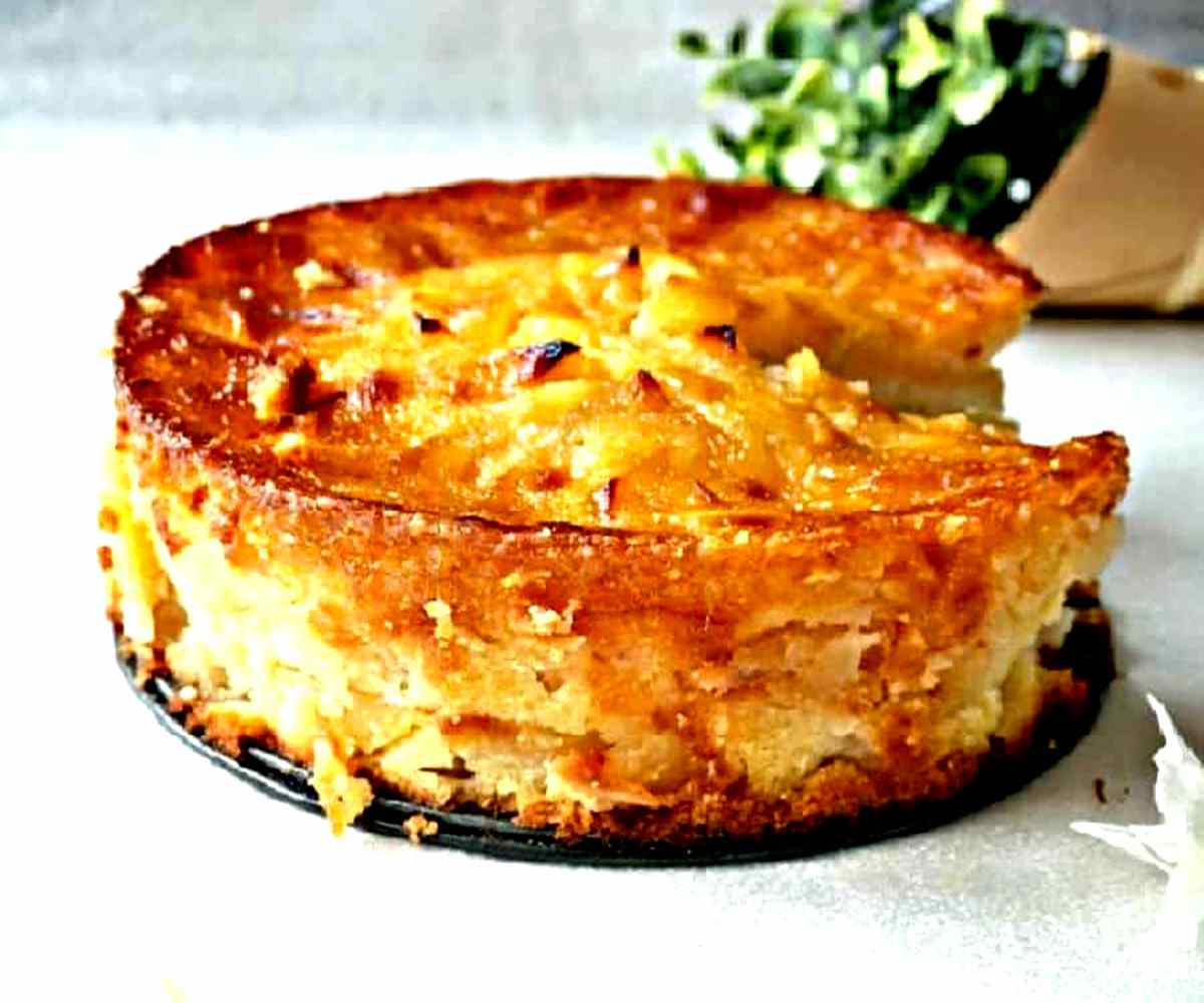 un gros gâteau aux pommes