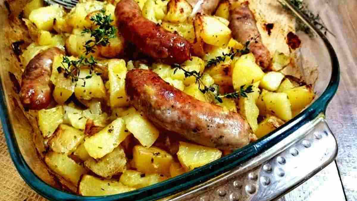 Pommes de terre et saucisses au four