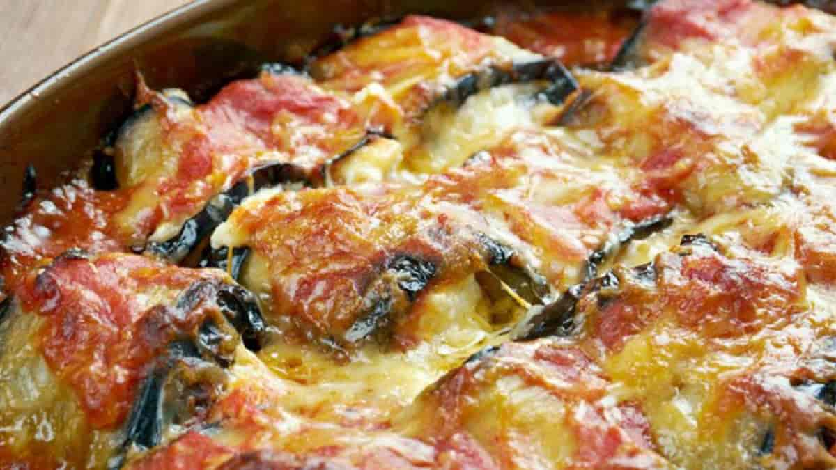 Des rouleaux fantastiques d'aubergines à la tomate
